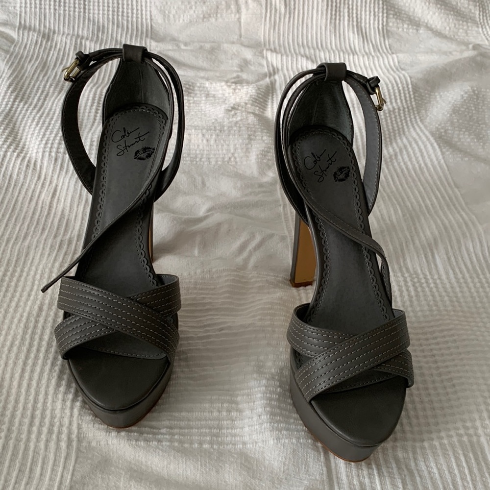 Gray Colin Stuart platforms